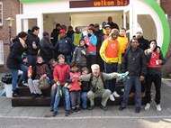 Geveltuinen Diamantbuurt, bewoners helpen mee met de aanleg. Buiten de Perken, adviesbureau stedelijk groen beheer, beleid en onderhoud.